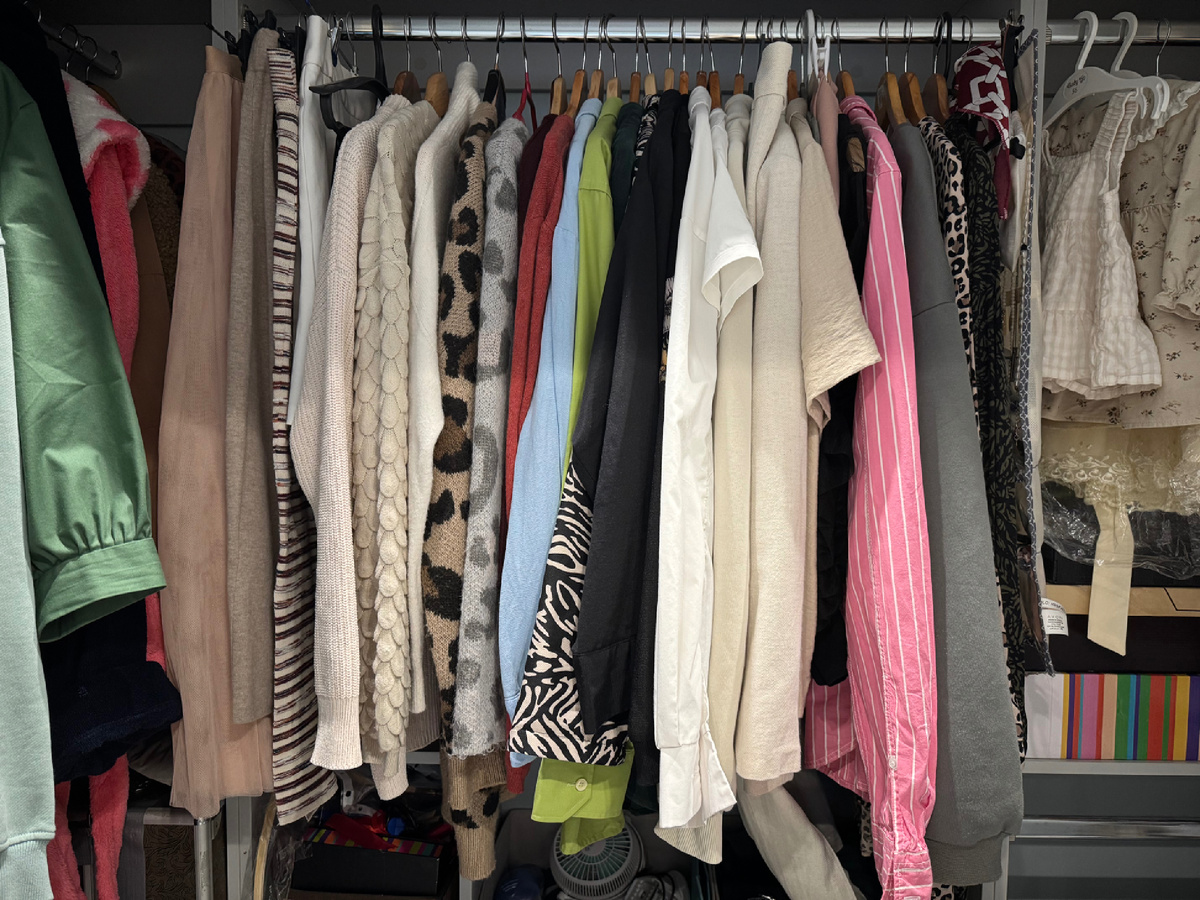 Тут 34 вещи. Из них 18 — из секонд-хенда. Об этой части своего гардероба писала в прошлой статье. 