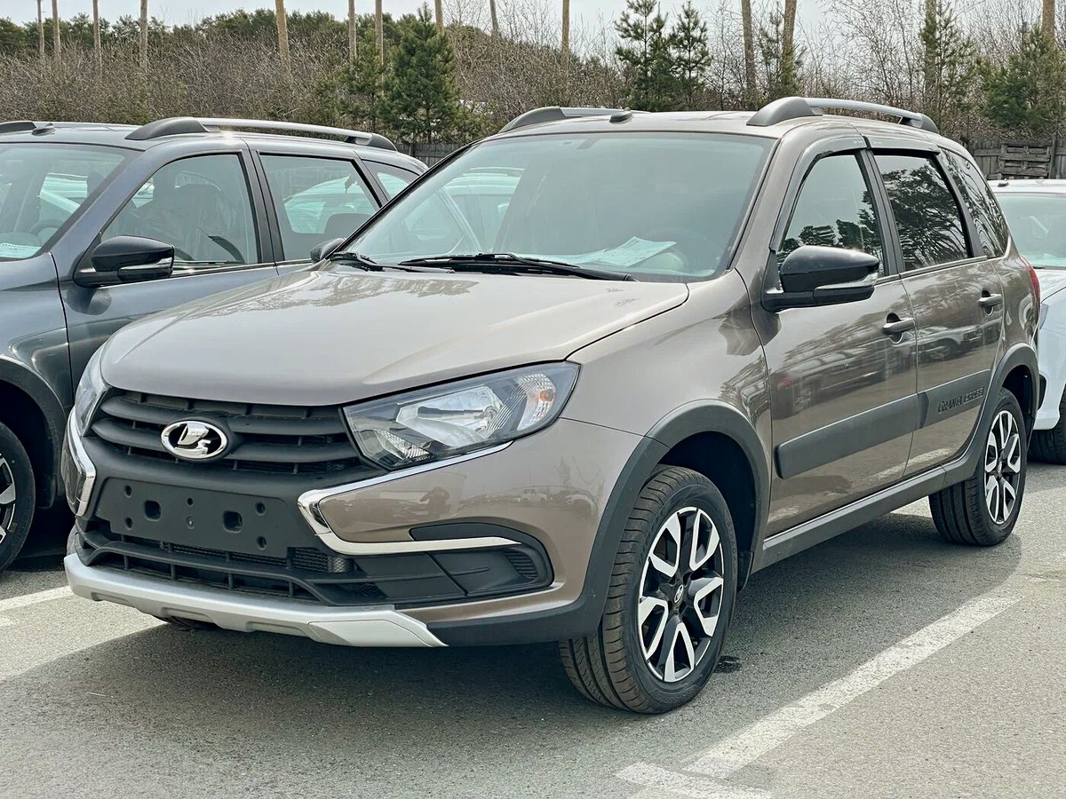 АвтоВАЗ выпустил новую версию Lada Granta с обновлённым дизайном, плоским днищем и щедрым набором опций