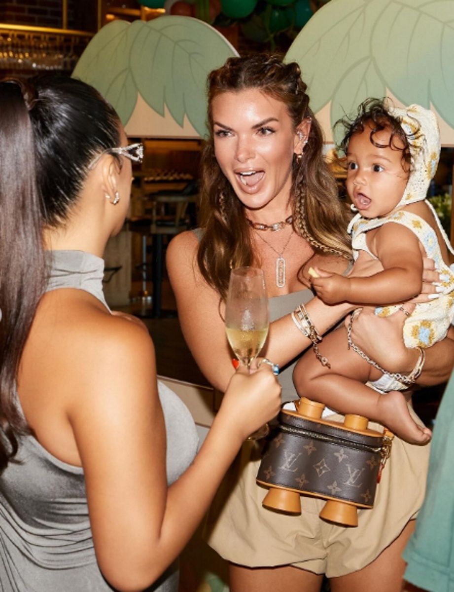 Катя Жужа нянчится с дочкой Мэри Кулешовой Кейси. Фото: соцсети