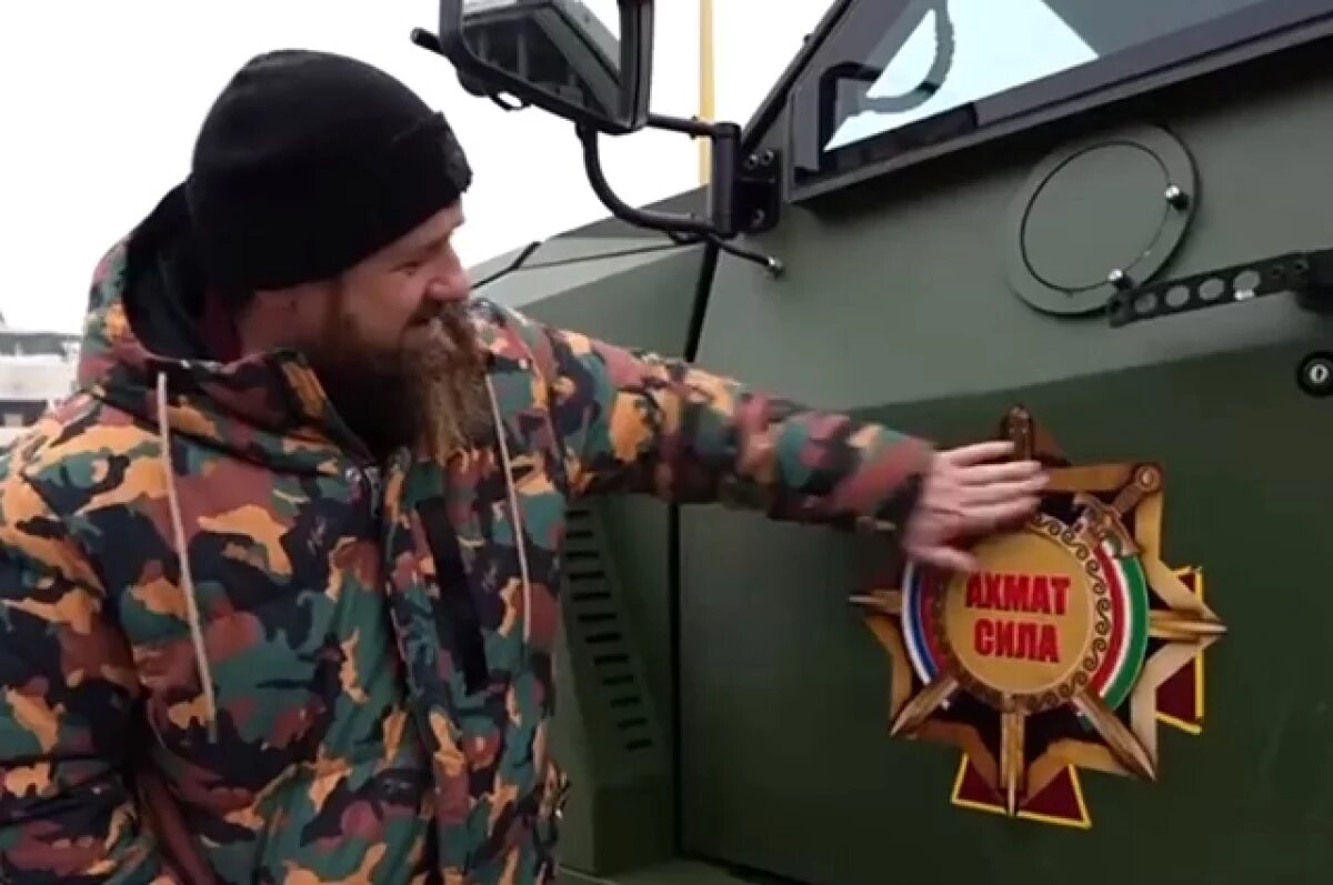    Слоган спецназа «Ахмат» написан на беседке в центре города Сумы на Украине