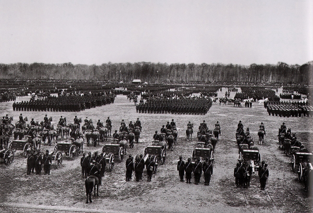 Военный парад на Марсовом поле. Объезд Императором Николаем II гвардейских полков. https://dzen.ru/a/Zgeuw6yiQEqRX0_r Где-то там должен быть и взвод 12-го гренадерского Астраханского Императора Александра III полка, который с 14 по 20 мая 1903 года был в Санкт-Петербурге на праздновании 200-летия столицы Российской империи и 100-летия 89-го, 90-го и 92-го пехотных и 2-го крепостного Кронштадского полков.