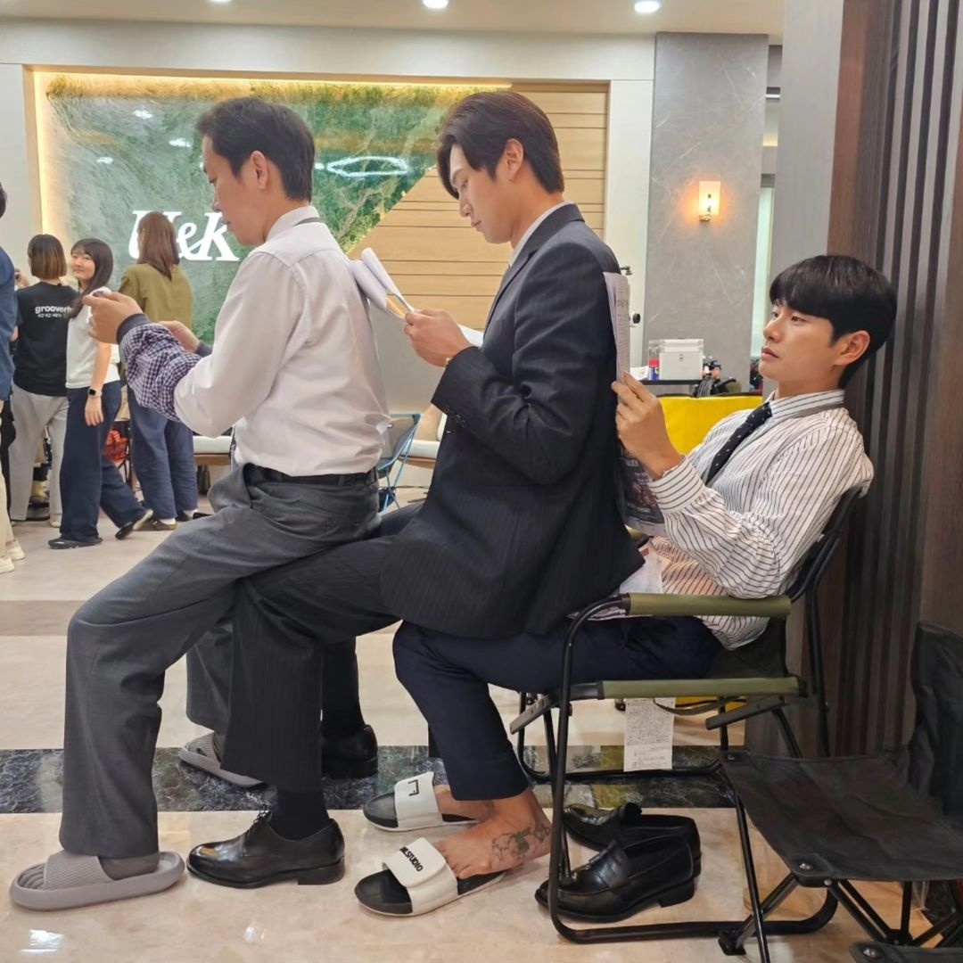 За кадром съёмок дорамы "Выходи замуж за моего мужа" 😁