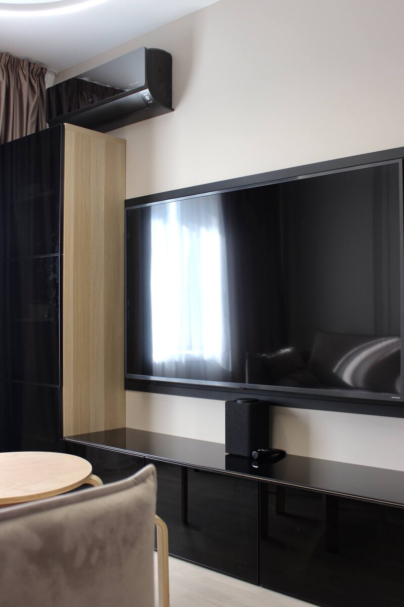 Вот, например, как смотрится кондиционер в гостиной - мне визуально не нравится эта коробка, хотя мы специально искали именно в чёрном цвете, чтобы сохранить единый стиль в оформлении