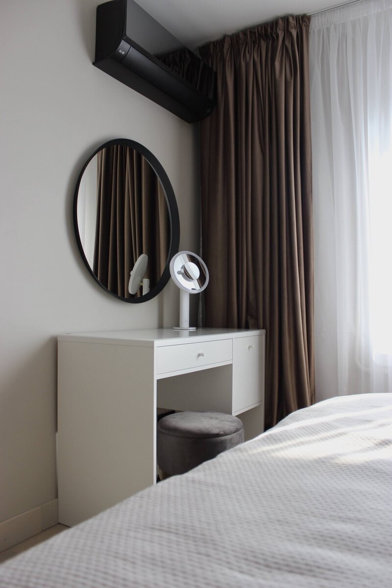 Кондиционер над туалетным столиком в спальне