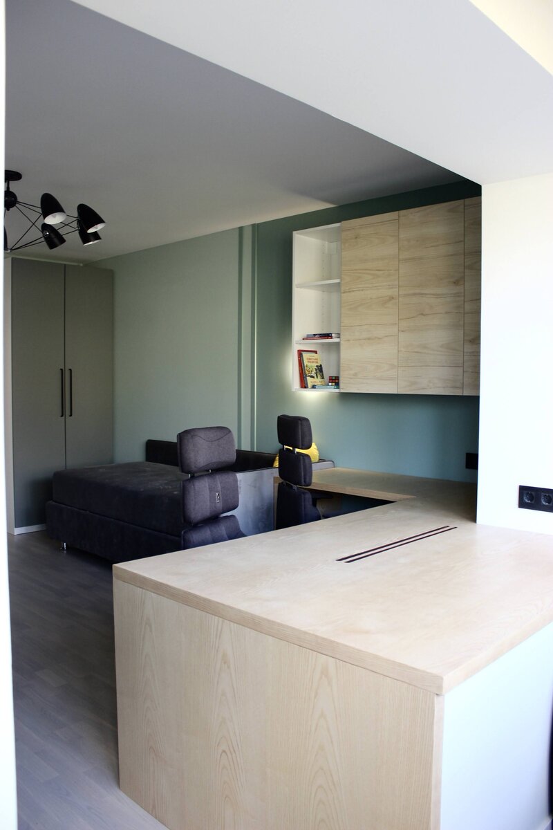 Вот такое большое рабочее пространство мы сделали в детской, но ковёр под стулья не предусмотрели