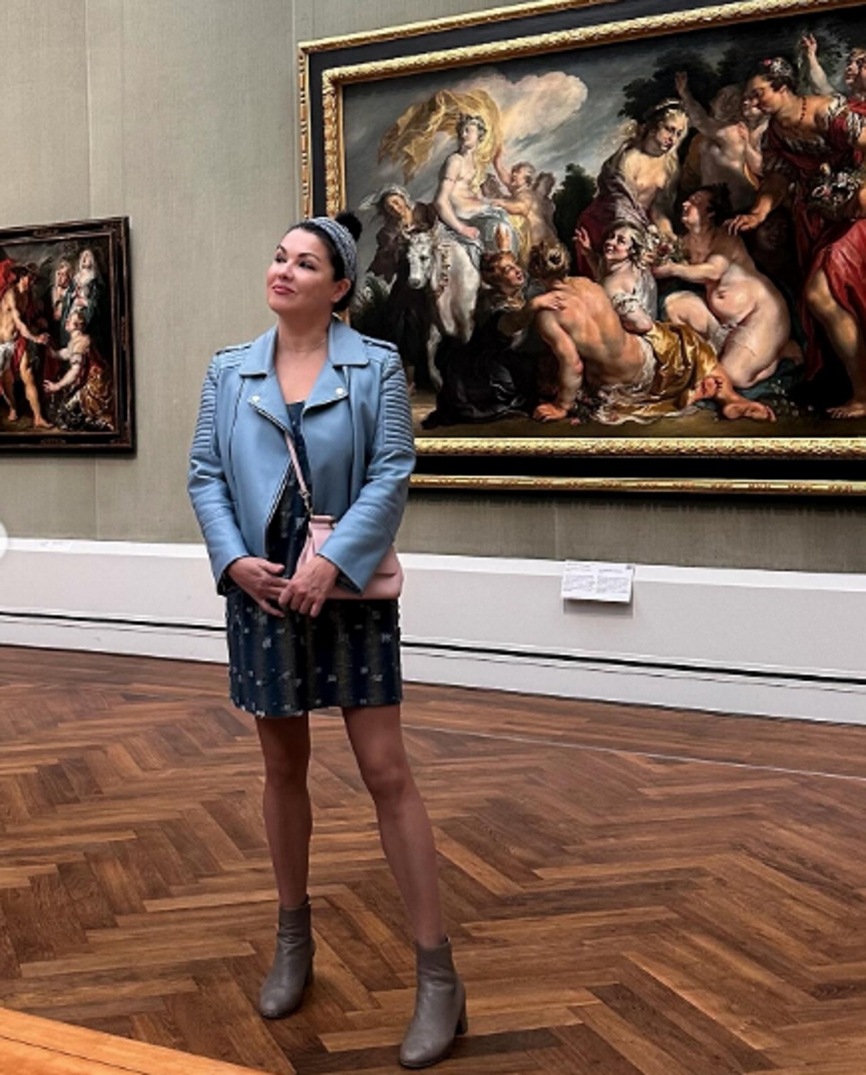 Анна Нетребко в цветочном платье похвасталась стройными ножками в картинной галерее. Фото: соцсети