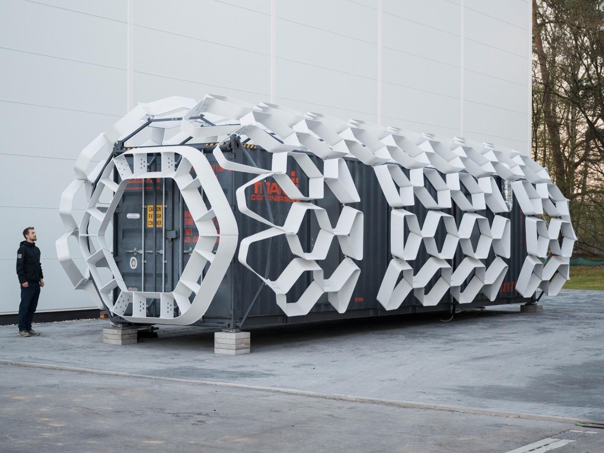    Обычный контейнер превратили в жильё для астронавтов [ФОТО]