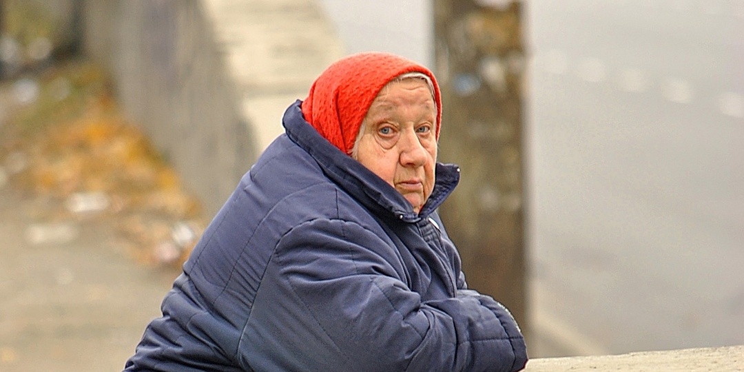 Каким документом надо подтверждать нуждаемость в постоянном постороннем уходе и как она определяется?