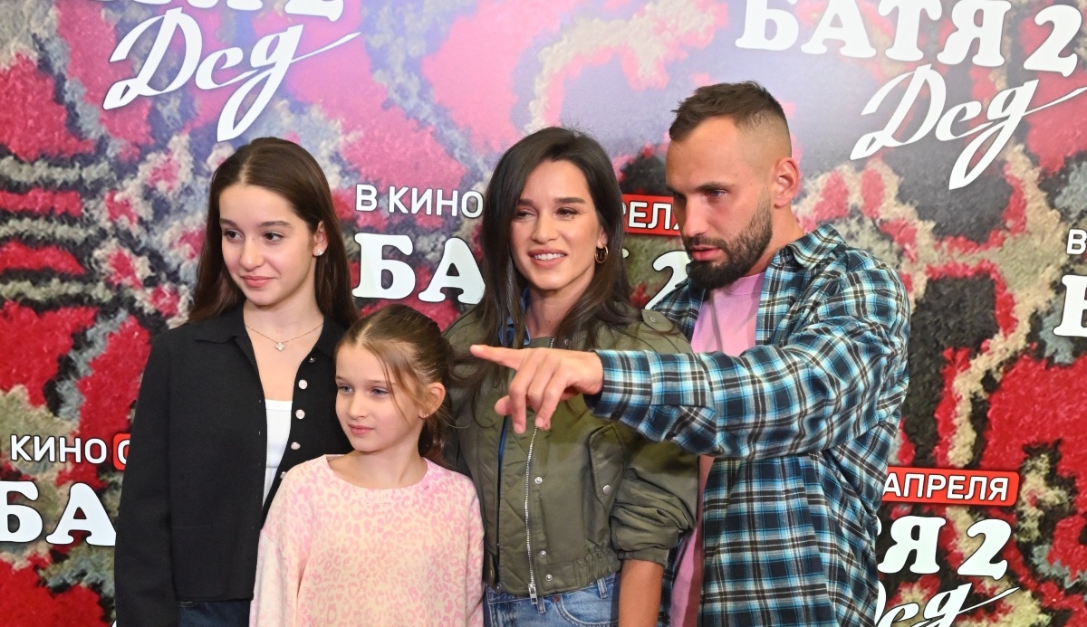 Ксения Бородина с Николаем Сердюковым, дочками Марусей и Теоной. Фото: Global Look Press