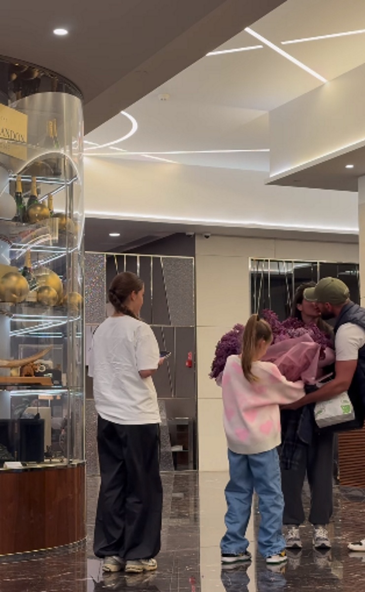 Ксения Бородина поцеловала Николая Сердюкова при дочках Марусе и Теоне. Фото: соцсети