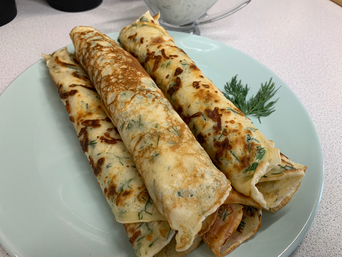 Блины с колбасой, сыром и зеленью