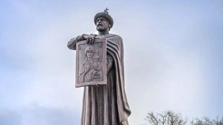    Памятник Владимиру Мономаху в Смоленске. Фото: Baturina Yuliya/Shutterstock/Fotodom