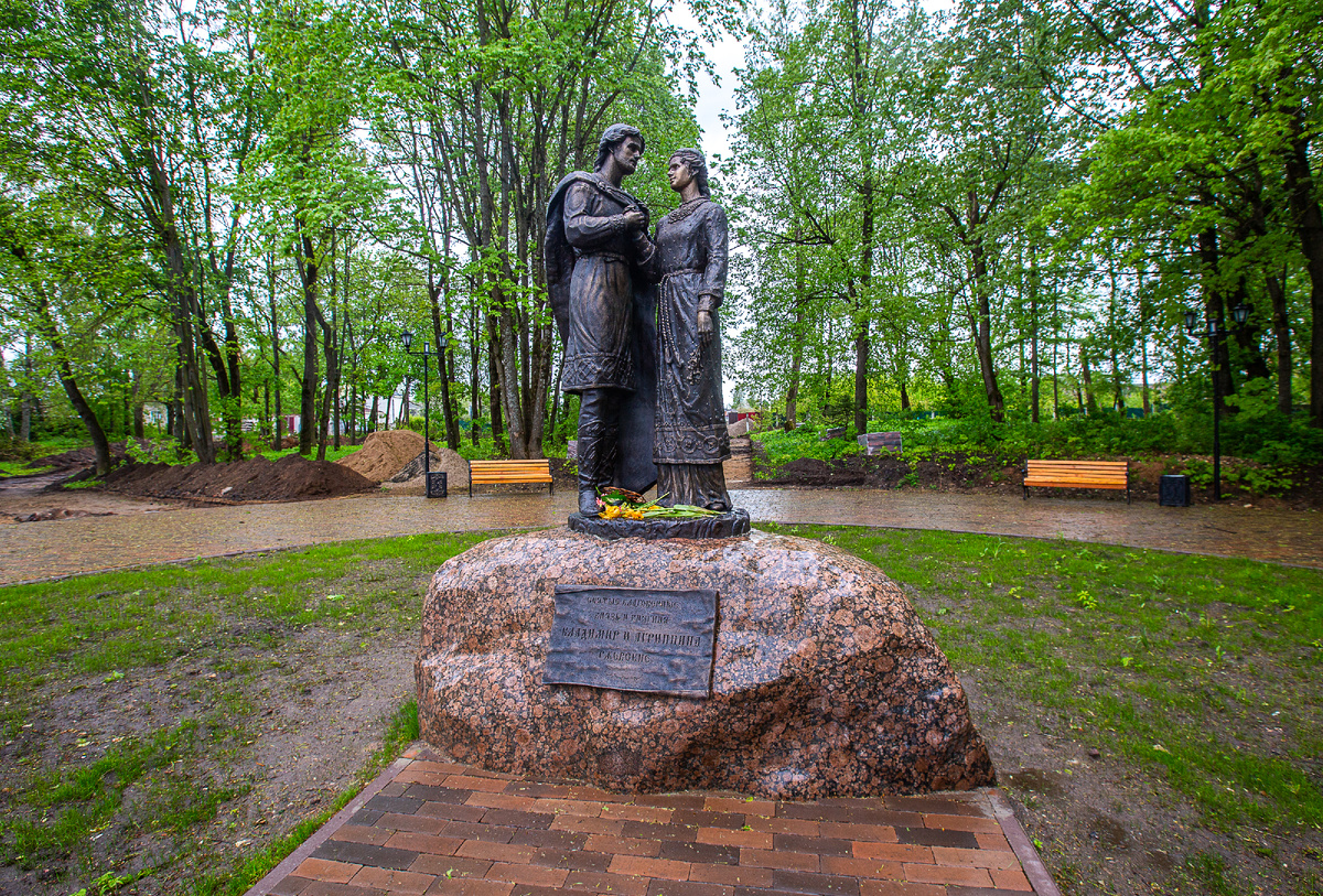 Памятник святым благоверным князю Владимиру и княгине Агриппине Ржевским. Ржев, Тверская область. Фото автора статьи 