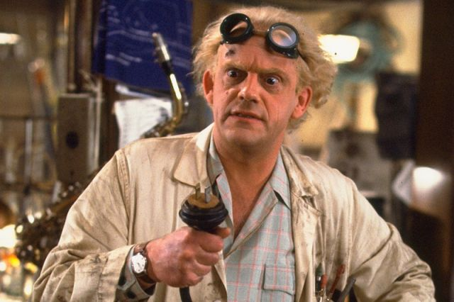 Одержимый изобретатель док Браун. Кадр из фильма "Назад в будущее"