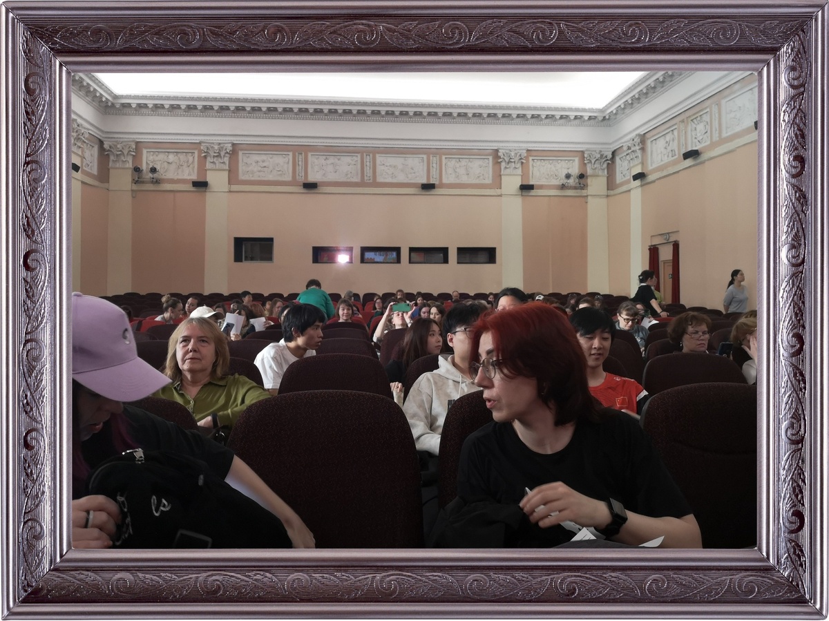 Перед показом фильма "Скрытый клинок". Ещё не все зрители зашли, 10 минут перерыва было мало, чтобы впустить всех желающих, заходили и после выключения света, зал был полон. Если кто-то из зрителей на фото узнает себя и будет против публикации фото, я удалю.