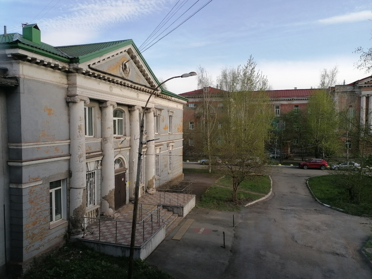 Вид из окна, шикарные здания советской архитектуры. Их бы отреставрировать и шикарные памятники архитектуры СССР украсили больничный городок