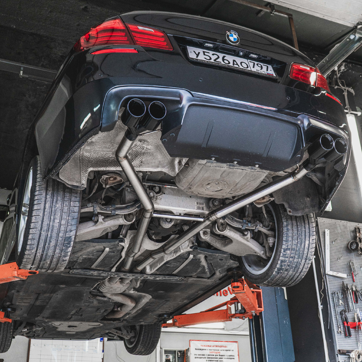 Раздвоение выхлопной системы для БМВ в автосервисе Катанет.Выхлопные системы