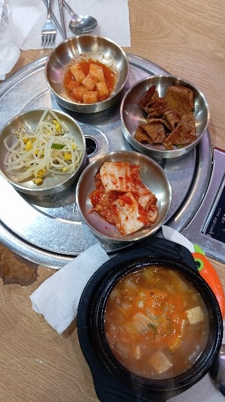 Соевый суп с тофу и к нему стандартный сет с закусками