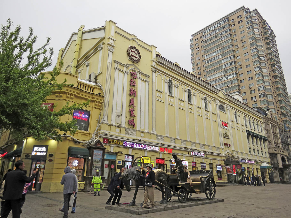 Кинотеатр "Чжаолинь", изначально "Паллас" (1925) на улице Чжунъян - "Харбинском Арбате".