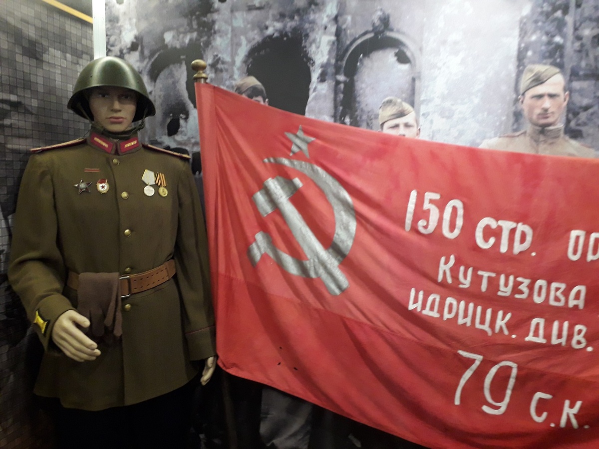 Манекен в парадном мундире образца 1943 года со Знаменем Победы