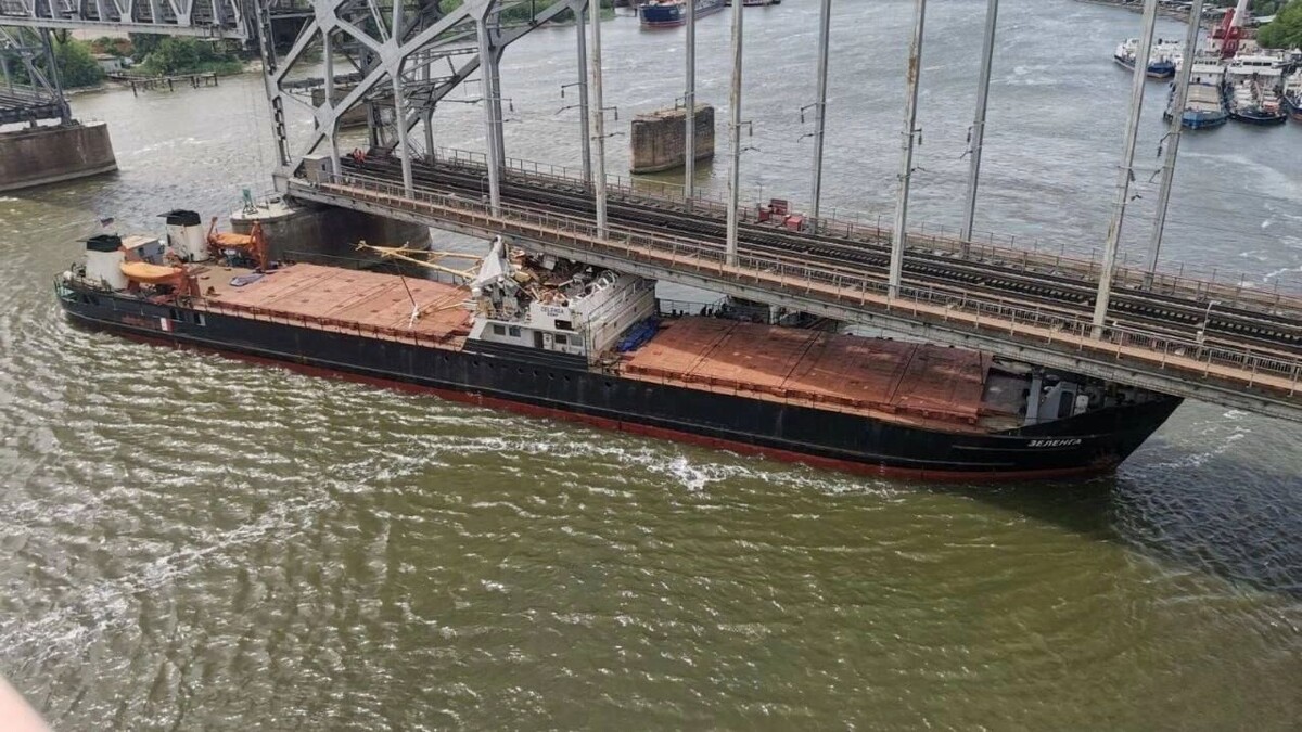 Столкновение сухогруза с железнодорожным мостом в Ростове. Фото: 47news