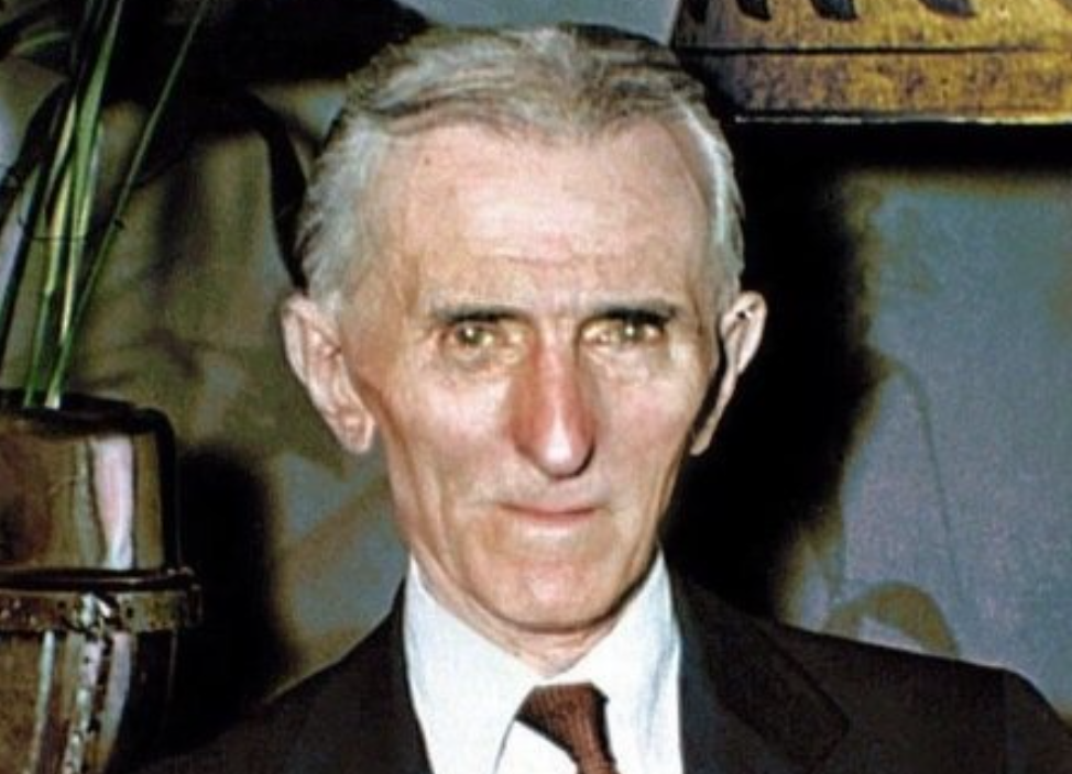 На момент появления квантвоой физики Тесла был уже пожилым человеком и забытым, как учёный