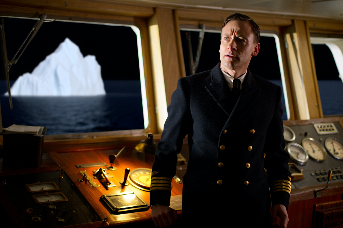 Так в представлении художника могла выглядеть обстановка на капитанском мостике лайнера за несколько минут до столкновения "Титаника" с айсбергом.