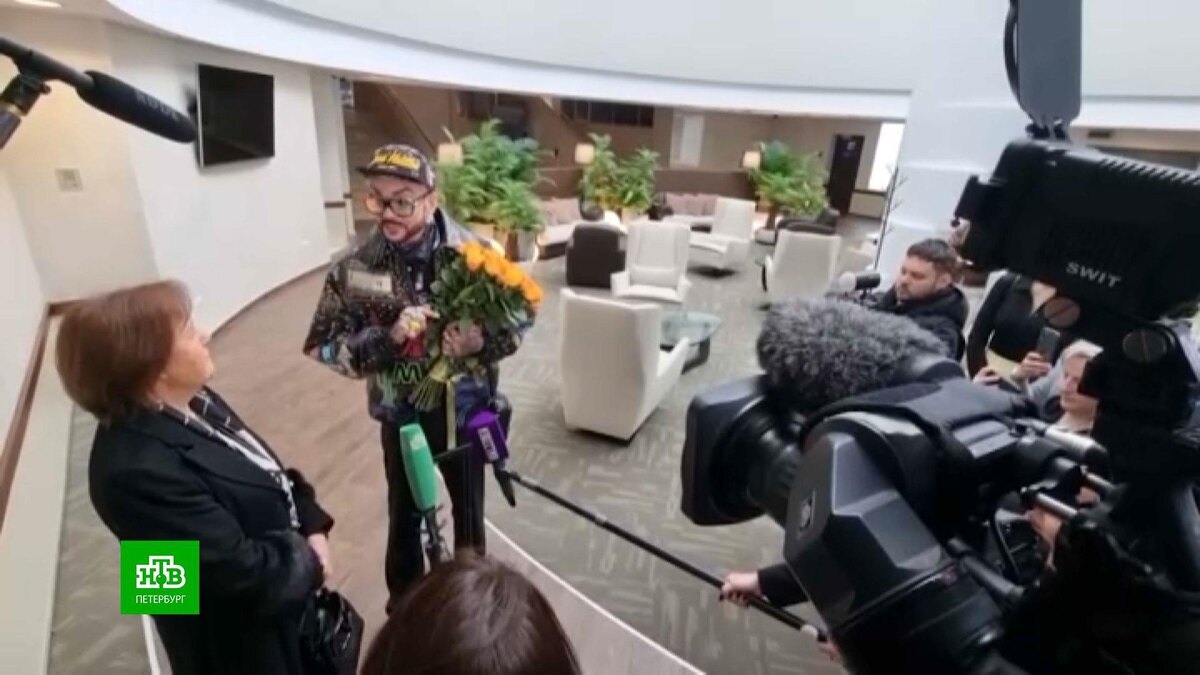    Петербургская публика с цветами встретила Филиппа Киркорова в Пулково