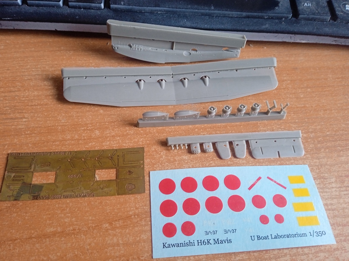 Модель отлита из смолы, фототравление, декаль, инструкция по сборке.