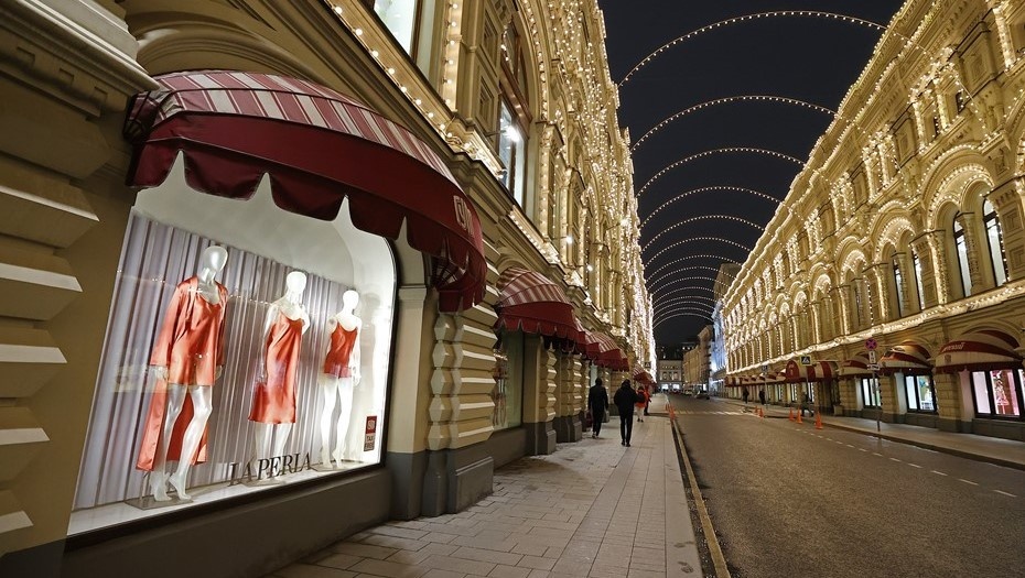    Прохожие у ГУМа после ухода иностранных брендов в связи с введением санкций. Автор фото: Артём Геодакян / ТАСС