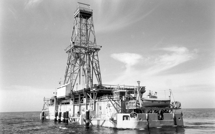 Бурильная платформа проекта "Мохол". Источник: Яндекс Картинки