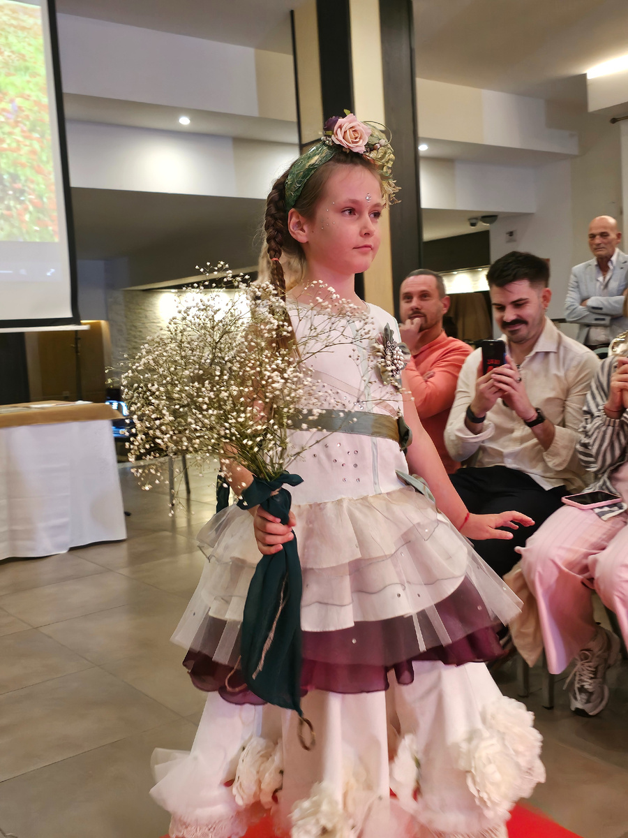 Фелиция уже опытная модель, у неё уже третий показ