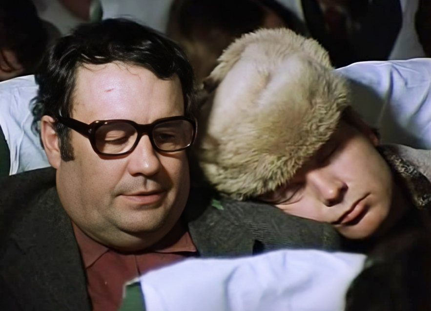 на фото кадр из фильма "Ирония судьбы"