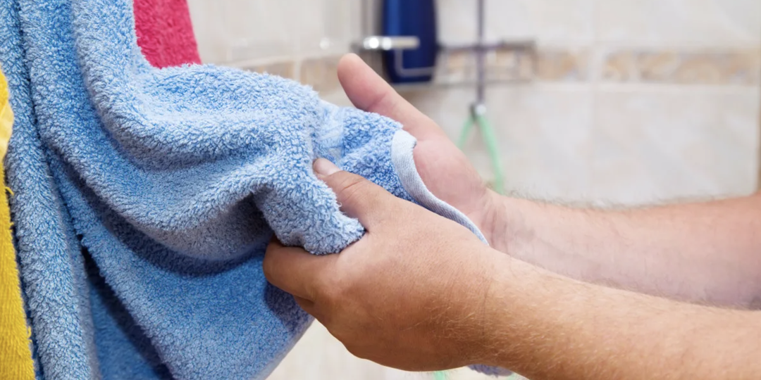 Почему нельзя вешать полотенце на дверь и вытирать им пол: приметы, которые лучше не игнорировать