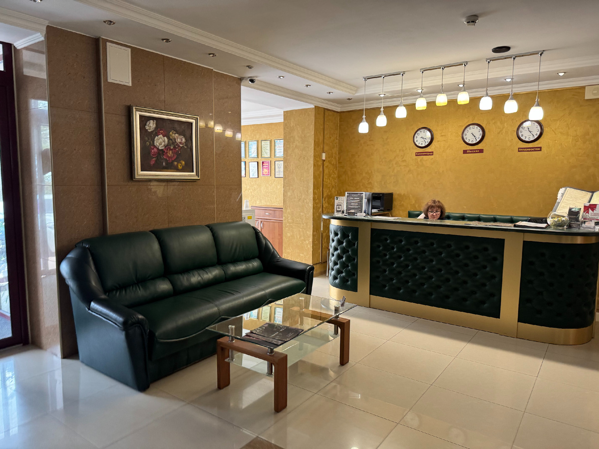 Ресепшн в отеле "Феодосия"... Фото автора