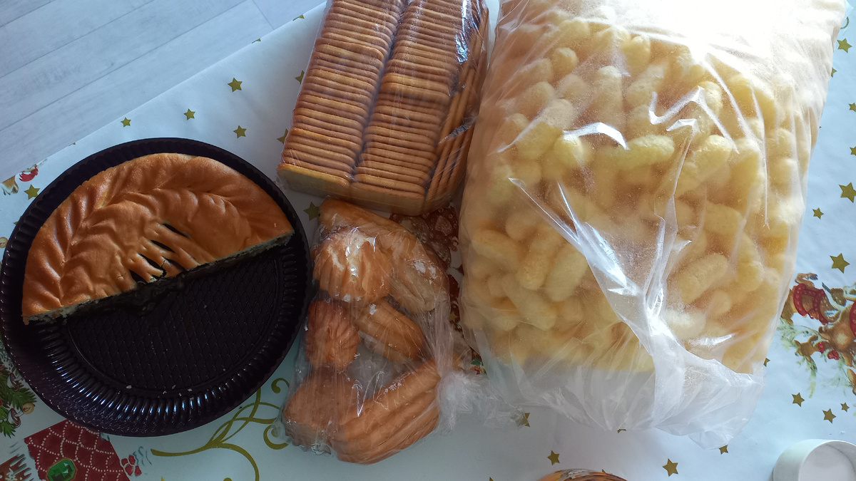 Родители купили и мучное, и сладкое 🙂
