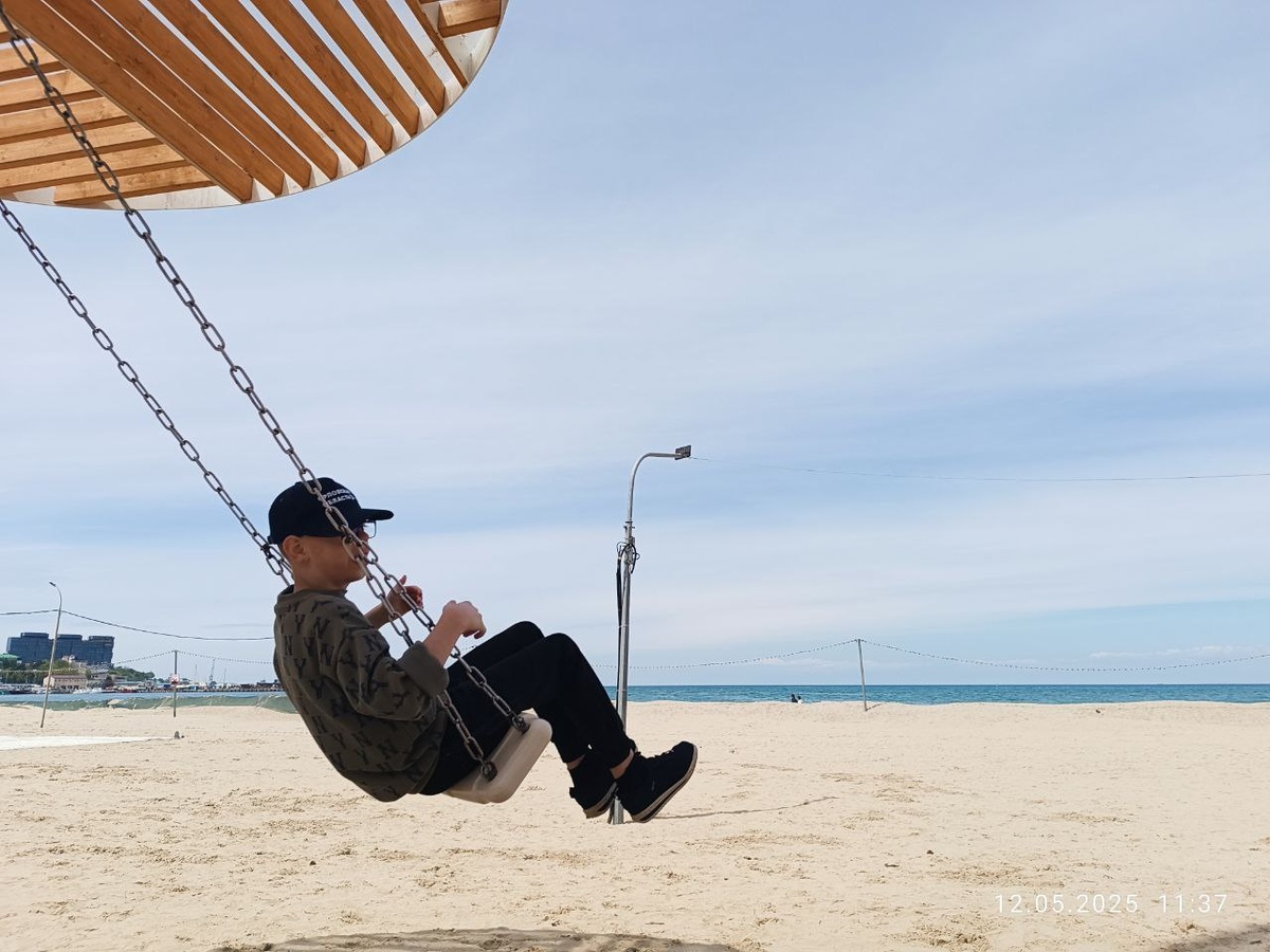 Я качаюсь на качелях. 