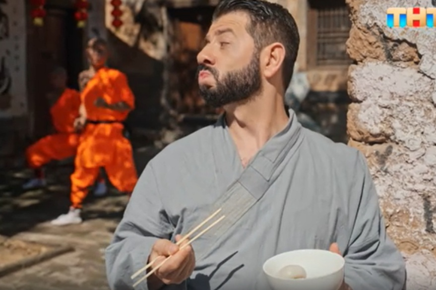 Кадр из шоу "Сокровища императора"/ ТНТ
