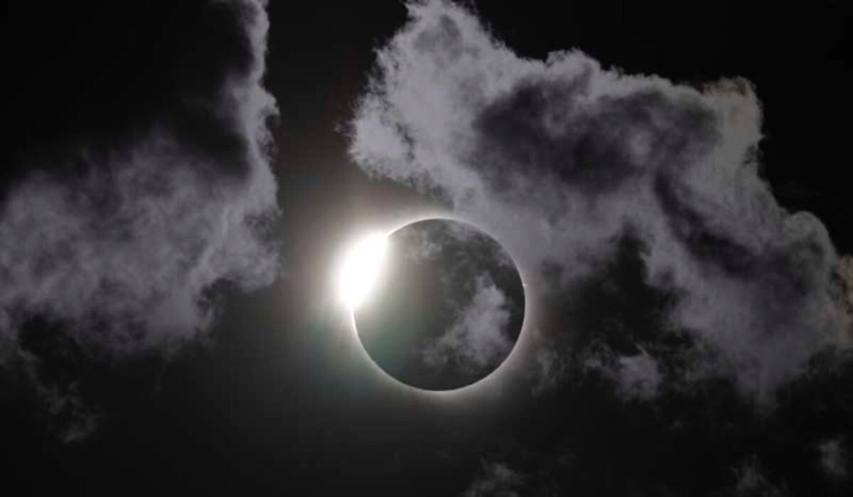     Солнечное затмение. Источник: xras.ru Автор фото: © ИКИ РАН и ИСЗФ СО РАН