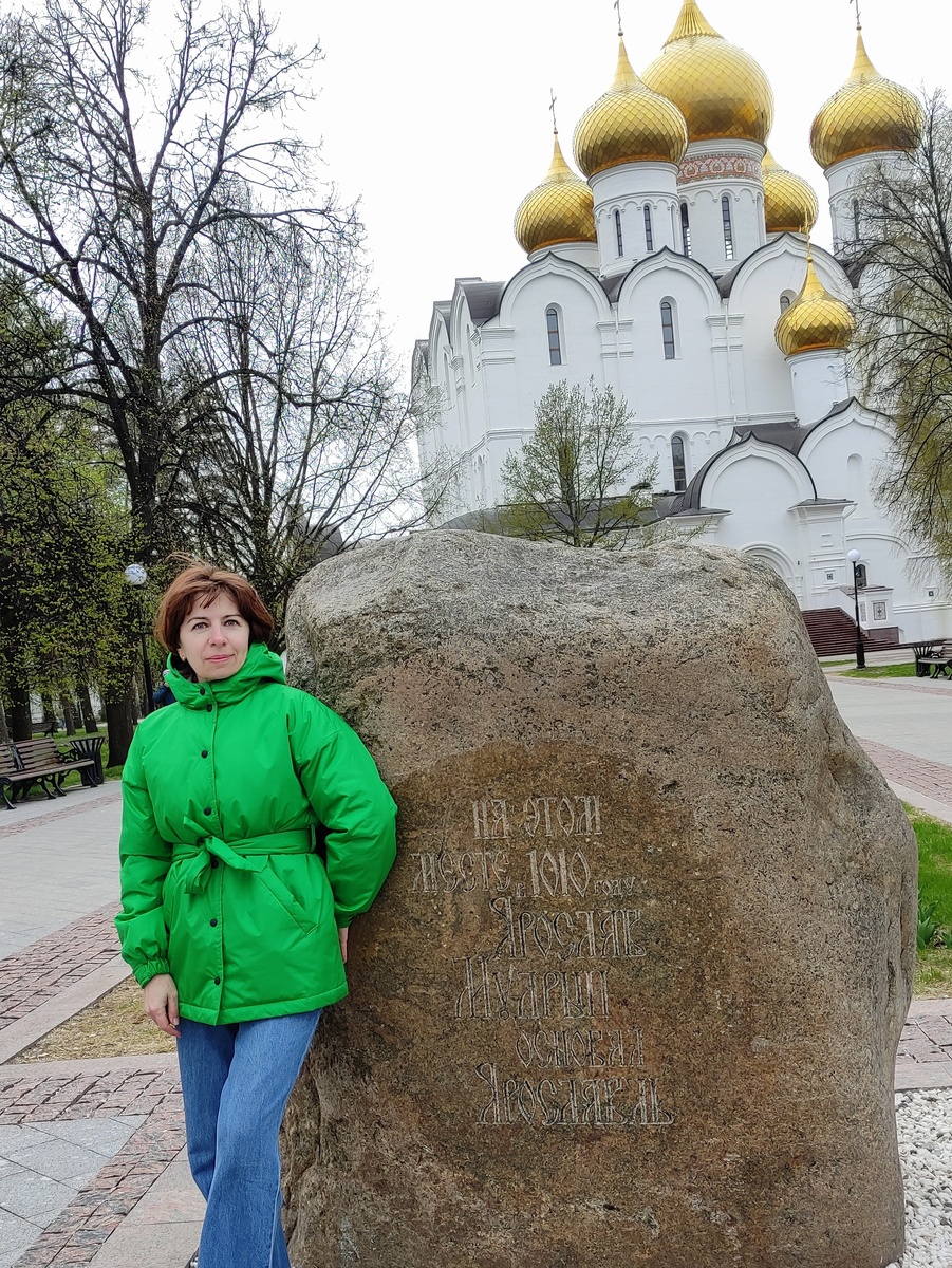 Памятный камень рядом с Успенским собором