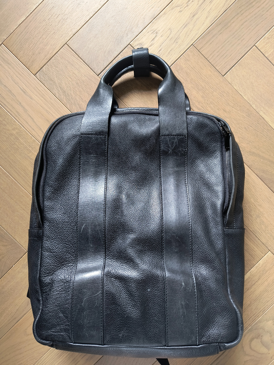 Cos. Мужская коллекция. Он большой и удобный. И пока живой.