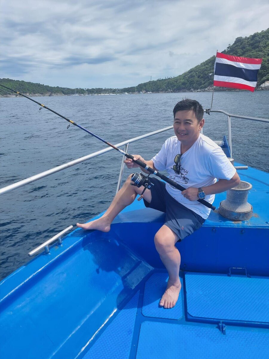 И так поплыли ждём когда начнёт клевать , как нам рассказывали может и вовсе не клевать и можно остаться ни с чем, а хочется увидеть рыбу, потрогать, подержать сделать памятное фото. 