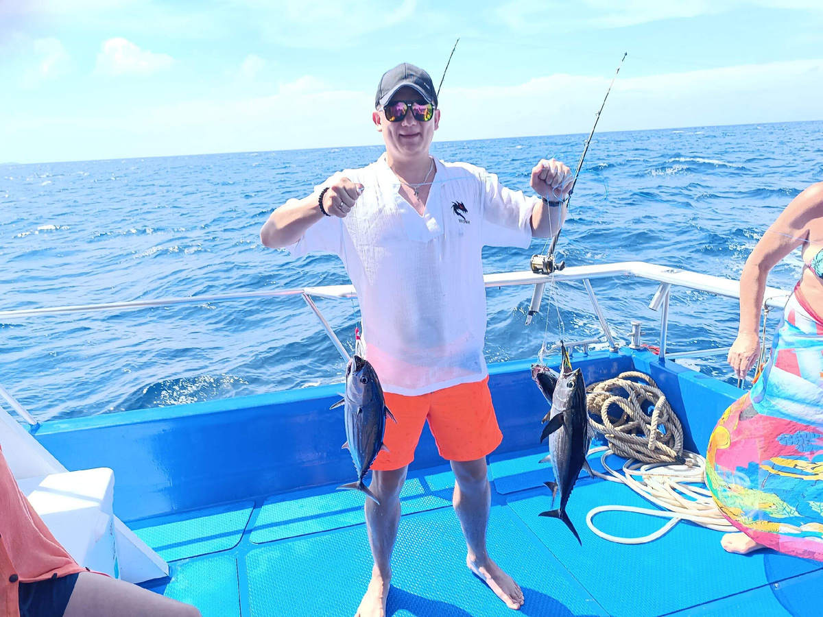 Вот начало клевать , так мы все поймали по кругу по одной рыбине, ловился на троллинг один Тунец, но отличился среди нас зять Андрей ему удалось за раз вытащить сразу аж трёх тунцов, ну вообщем на этом рыбалка троллингом закончилась, все сделали селфи, дальше нас ожидала рыбалка другого типа ловля на донную снасть, лично мне поймать таким способом не удалось, остальным повезло больше , на донку ловилась рыбка поменьше, ну на этом рыбалка и закончилась, далее нас ждал вкусный обед, из пойманного тунца сделали сашими, салат из овощей и суп с рисом. 