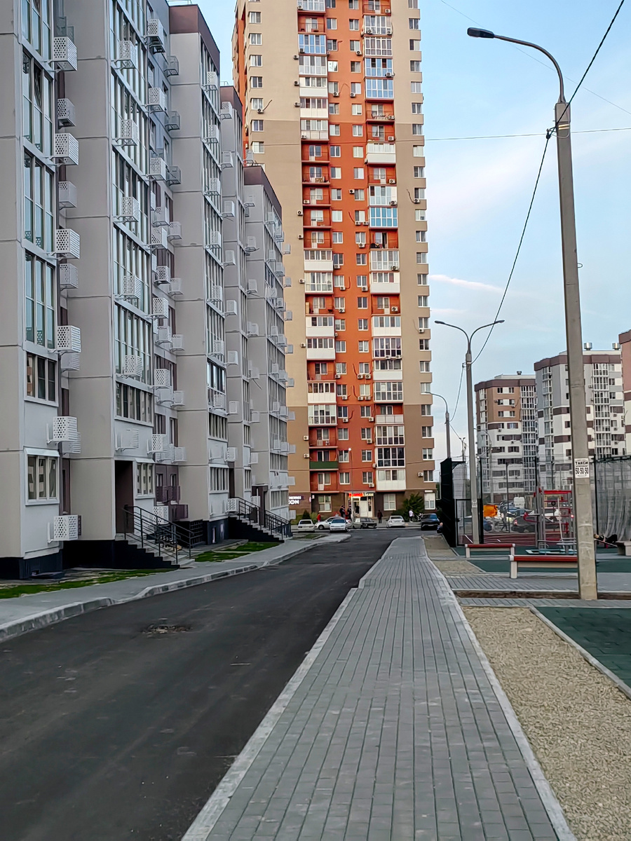 Тротуар, а справа площадка, ещё не полностью готовая 