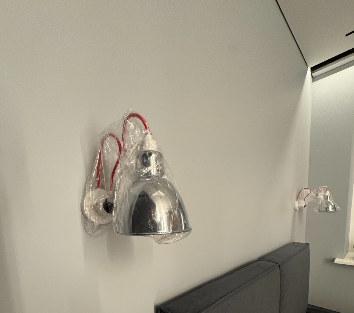 Регулируемые светильники в спальне