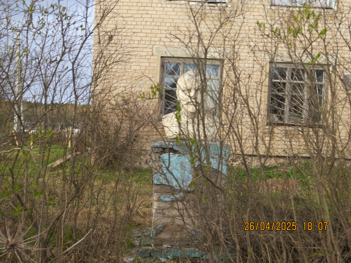 Ленин. Постамент облупился, но хорошо, что не сломали.