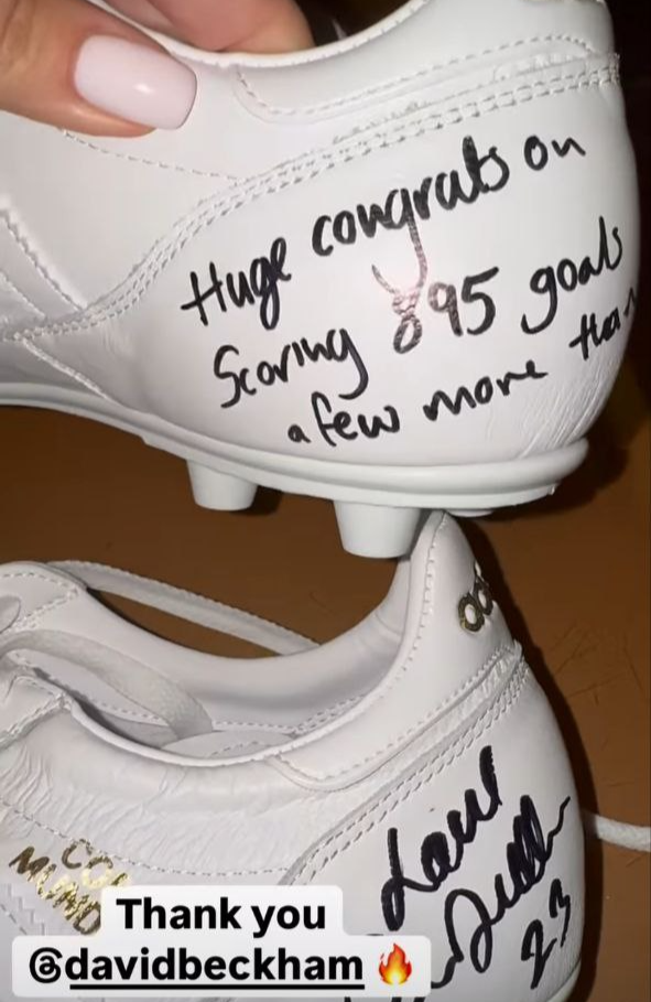    Дэвид Бекхэм поздравил Овечкина бутсами за рекордное достижение в НХЛ