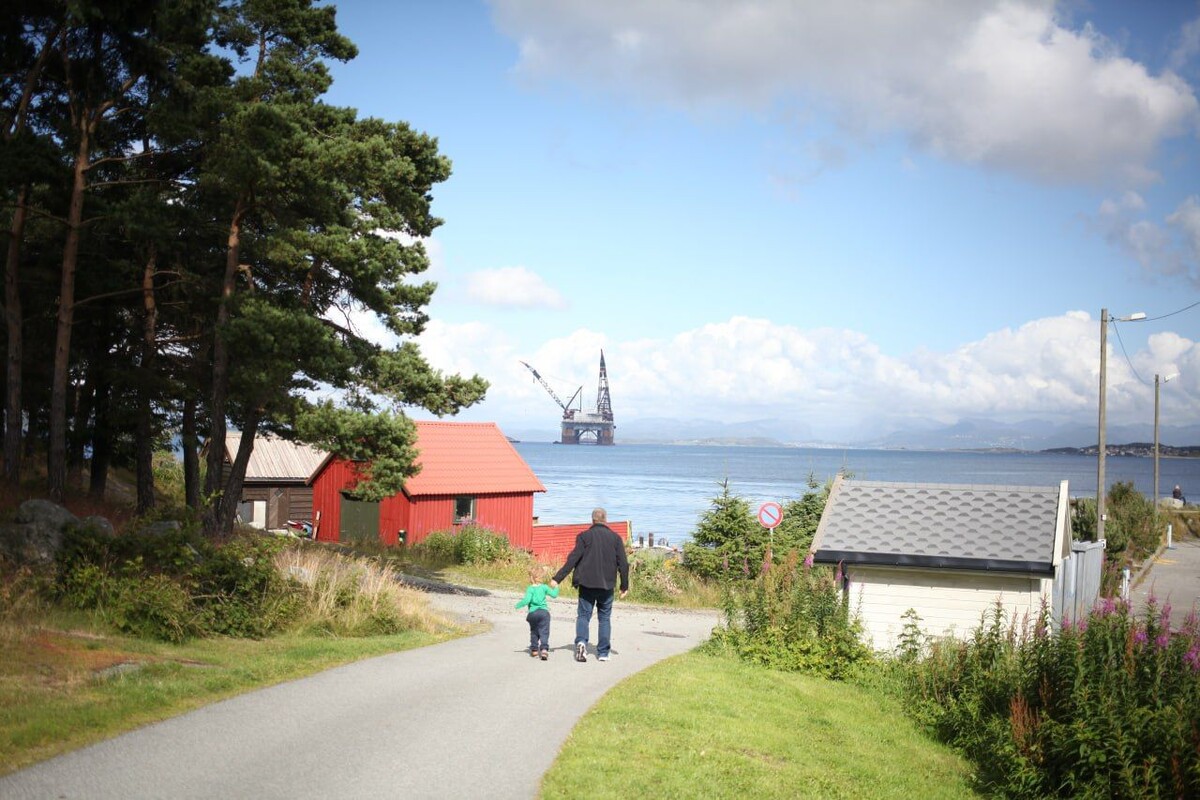 Это наше семейное путешествие по Норвегии - смотрим на буровую!