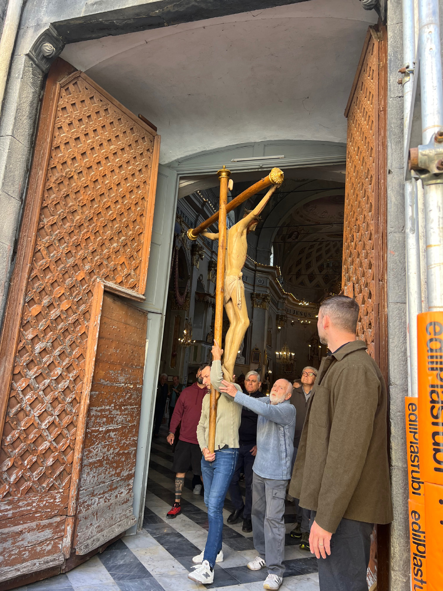 Процессия начинается в церкви, сразу после мессы