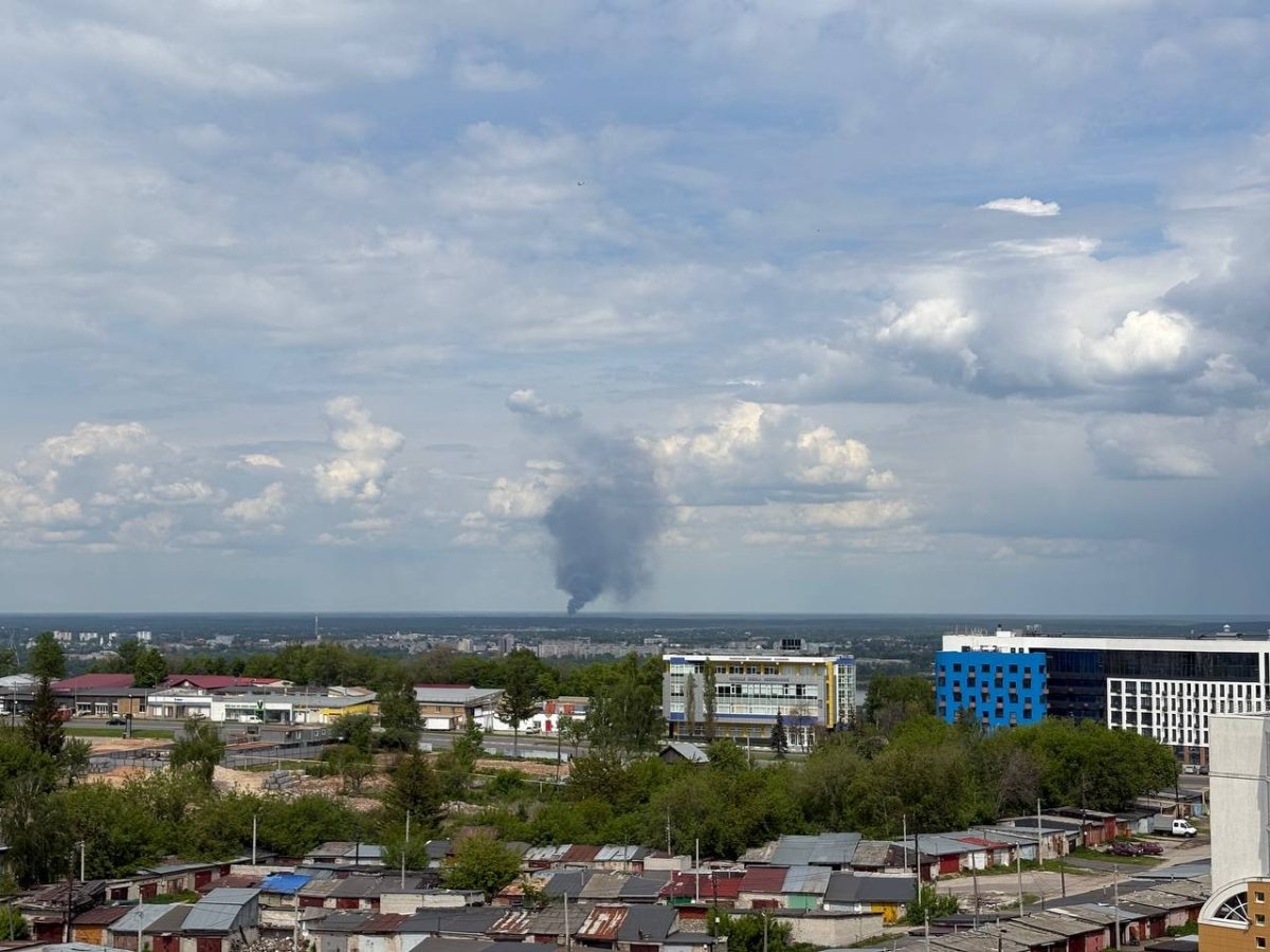    Склад пленки для склеивания лобовых стёкл завода «Стекло – Люкс» загорелся сегодня утром